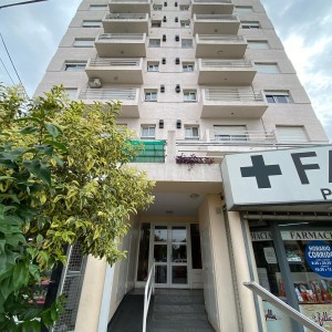 FUNCIONAL EN VENTA CON DIVISION CON COCHERA