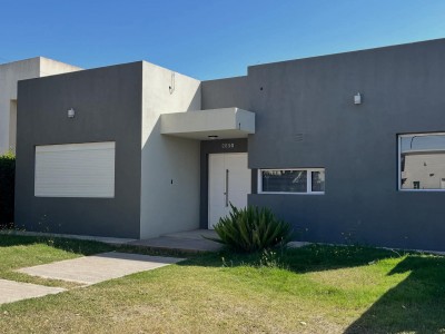 HERMOSA CASA EN VENTA EN LAS CAÑITAS 